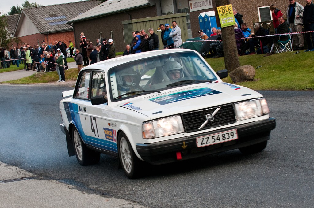 Kurt Mejer sparede ikke på dækkene i nedbremsningerne
(Foto: rallypics.dk)